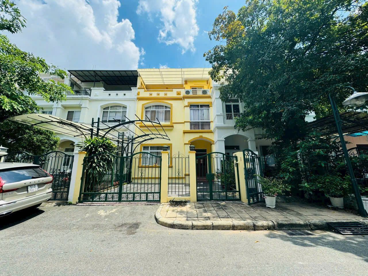 Bán nhanh nhà phố vườn Hưng Thái, phú mỹ hưng, quận 7. Diện tích: 7x18m, trệt, 2 lầu, hướng Nam, sổ hồng riêng. Nhà đep, nội thất đầy đủ, giá chỉ 30 tỷ. Anh chị xem nhà liên hệ: hotline Ngọc Thư ( zalo, viber)