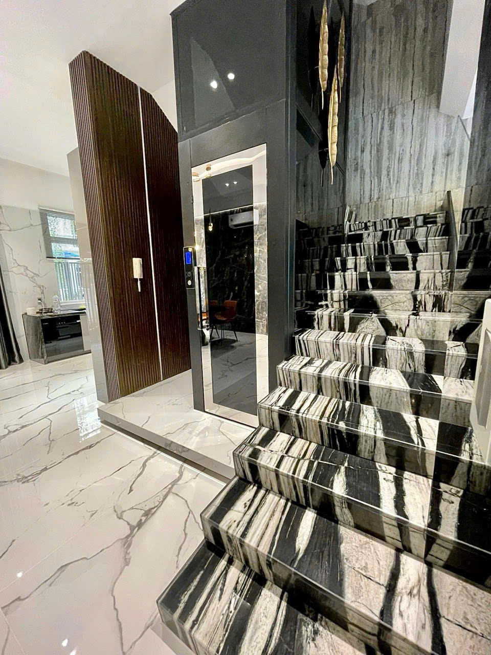 Cần bán nhà phố vườn Mỹ Thái, phú mỹ hưng, quận 7. Diện tích: 7x18m, trệt, 2 lầu, sân thượng, sân vườn. Nội thất đầy đủ siêu cao cấp, thang máy, nhà mới sửa . Gía bán nhanh chỉ 34 tỷ. Liên hệ: hotline Ngọc Thư xem nhà - 8201