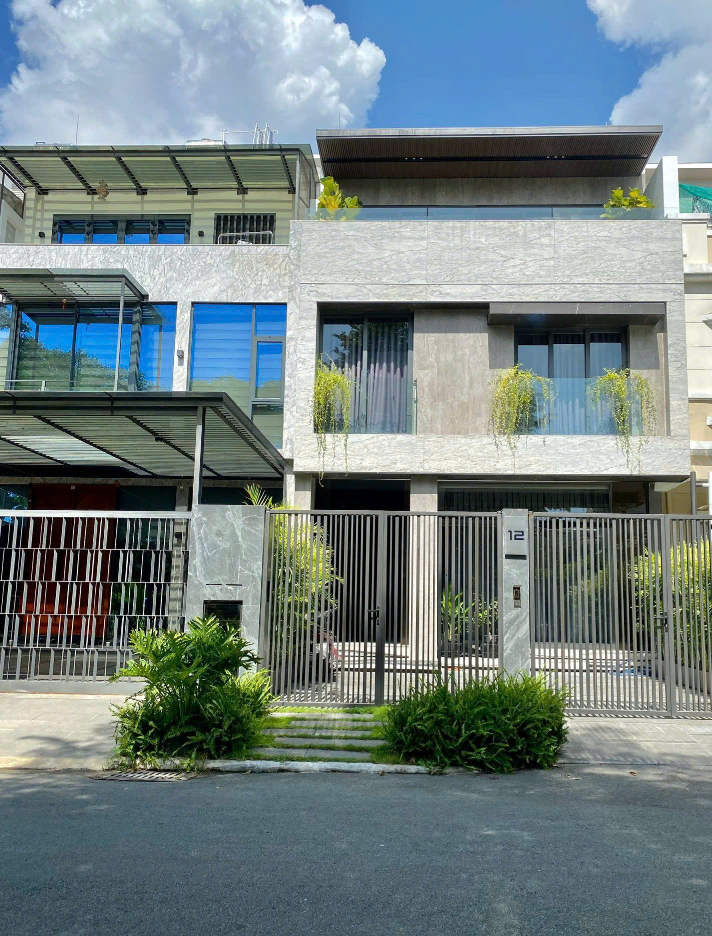 Cần bán nhà phố vườn Mỹ Thái, phú mỹ hưng, quận 7. Diện tích: 7x18m, trệt, 2 lầu, sân thượng, sân vườn. Nội thất đầy đủ siêu cao cấp, thang máy, nhà mới sửa . Gía bán nhanh chỉ 34 tỷ. Liên hệ: hotline Ngọc Thư xem nhà