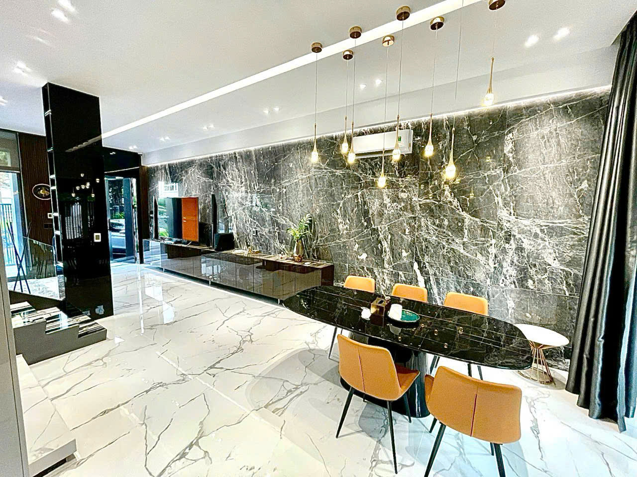 Cần bán nhà phố vườn Mỹ Thái, phú mỹ hưng, quận 7. Diện tích: 7x18m, trệt, 2 lầu, sân thượng, sân vườn. Nội thất đầy đủ siêu cao cấp, thang máy, nhà mới sửa . Gía bán nhanh chỉ 34 tỷ. Liên hệ: hotline Ngọc Thư xem nhà - 8203