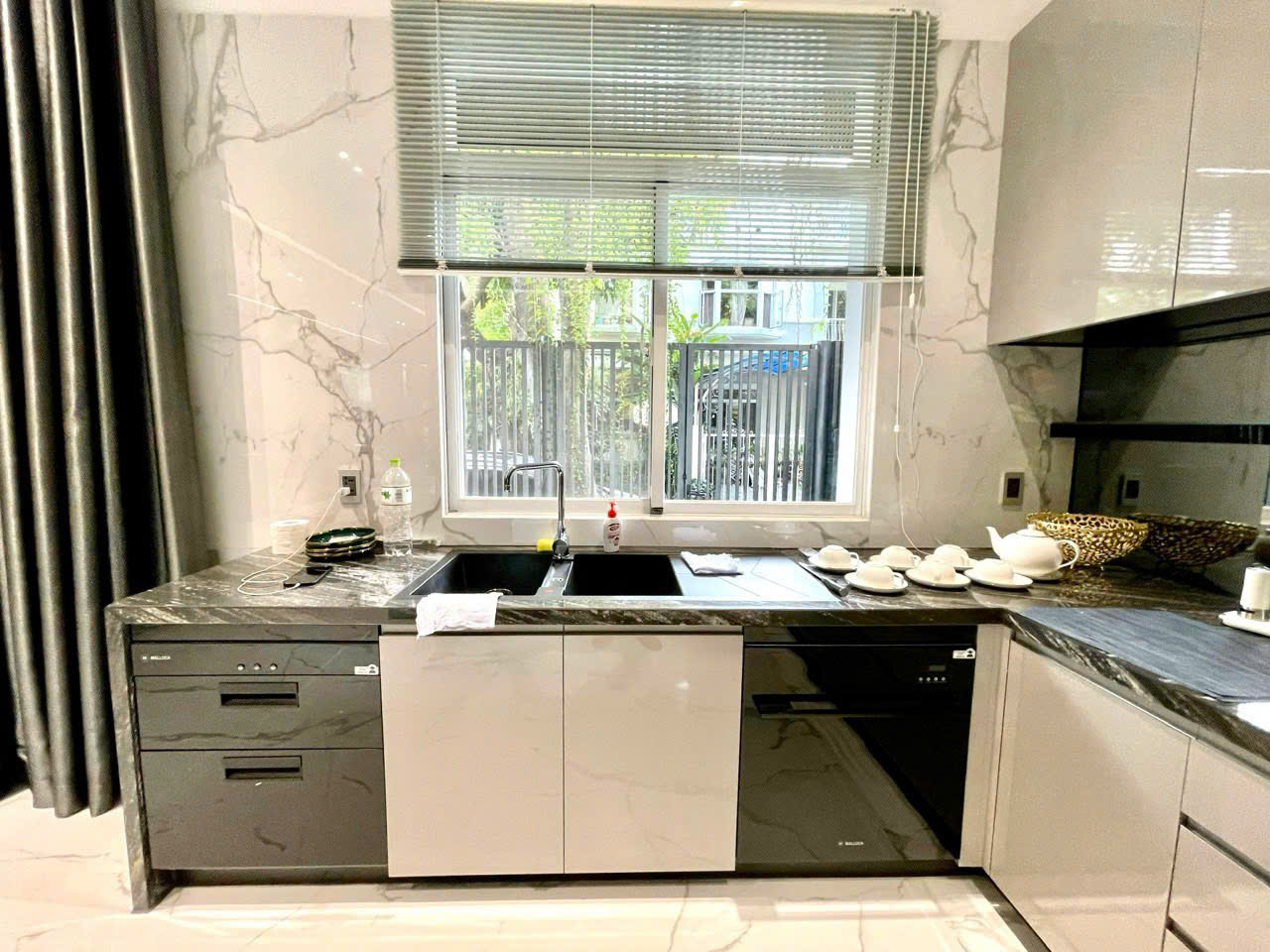 Cần bán nhà phố vườn Mỹ Thái, phú mỹ hưng, quận 7. Diện tích: 7x18m, trệt, 2 lầu, sân thượng, sân vườn. Nội thất đầy đủ siêu cao cấp, thang máy, nhà mới sửa . Gía bán nhanh chỉ 34 tỷ. Liên hệ: hotline Ngọc Thư xem nhà - 8200