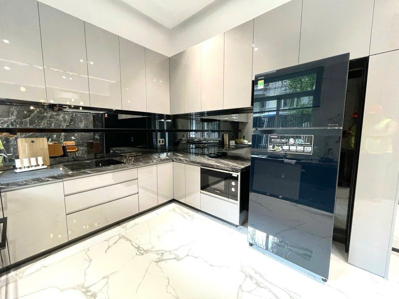 Cần bán nhà phố vườn Mỹ Thái, phú mỹ hưng, quận 7. Diện tích: 7x18m, trệt, 2 lầu, sân thượng, sân vườn. Nội thất đầy đủ siêu cao cấp, thang máy, nhà mới sửa . Gía bán nhanh chỉ 34 tỷ. Liên hệ: hotline Ngọc Thư xem nhà - 8198