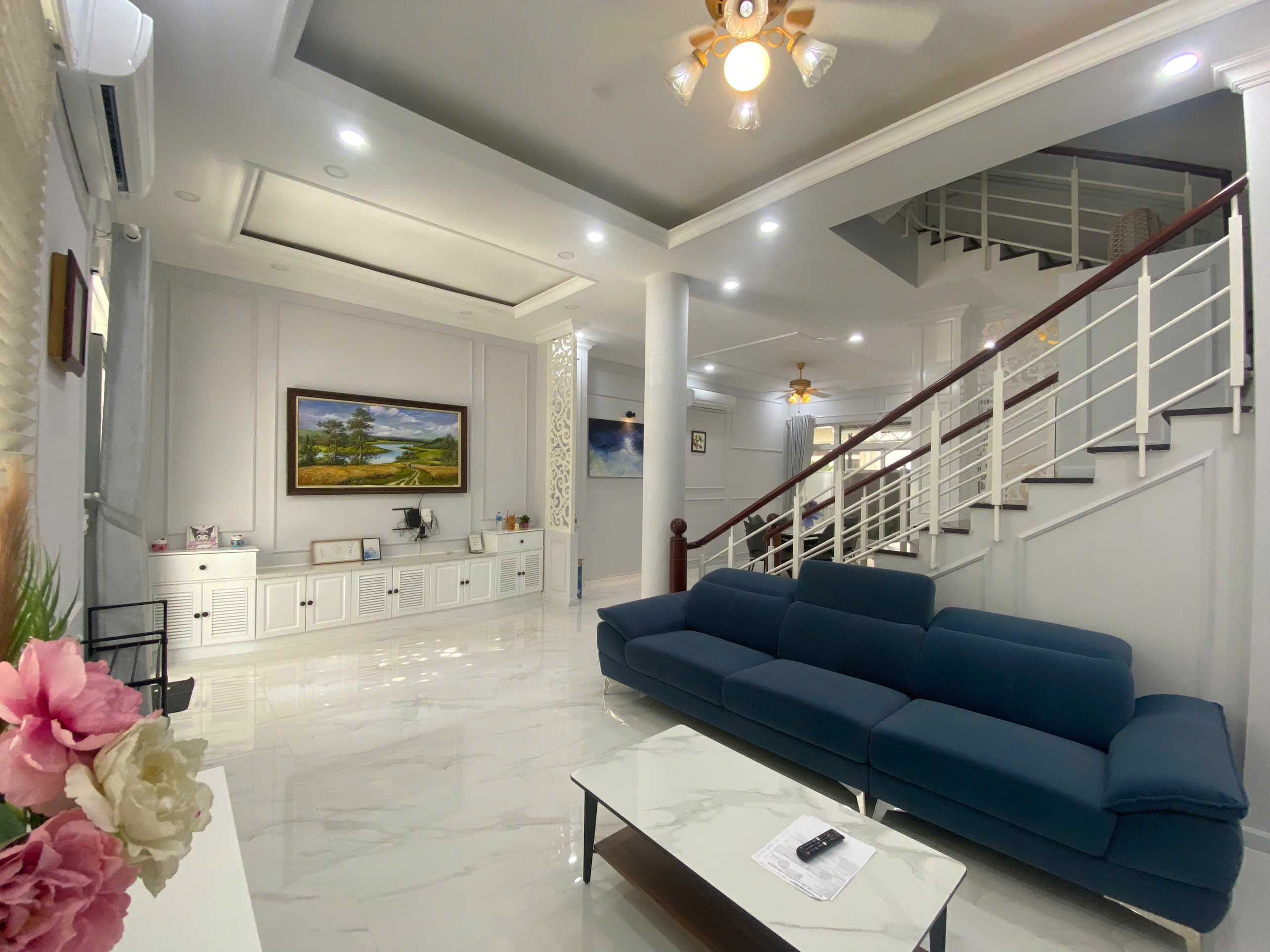 Cần bán nhà phố vườn Mỹ Thái, phú mỹ hưng, quận 7. Diện tích: 7x18m, trệt, 2 lầu, sân thượng, sân vườn. Nội thất đầy đủ siêu cao cấp, nhà mới sửa . Gía bán nhanh chỉ 34,5 tỷ. Liên hệ: hotline Ngọc Thư xem nhà