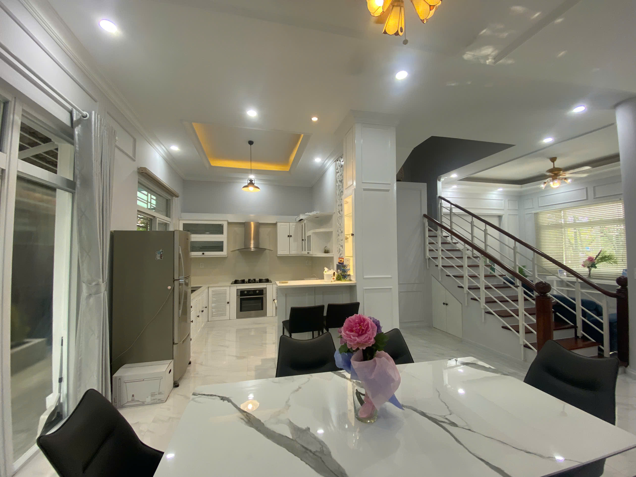 Cần bán nhà phố vườn Mỹ Thái, phú mỹ hưng, quận 7. Diện tích: 7x18m, trệt, 2 lầu, sân thượng, sân vườn. Nội thất đầy đủ siêu cao cấp, nhà mới sửa . Gía bán nhanh chỉ 34,5 tỷ. Liên hệ: hotline Ngọc Thư xem nhà - 8205