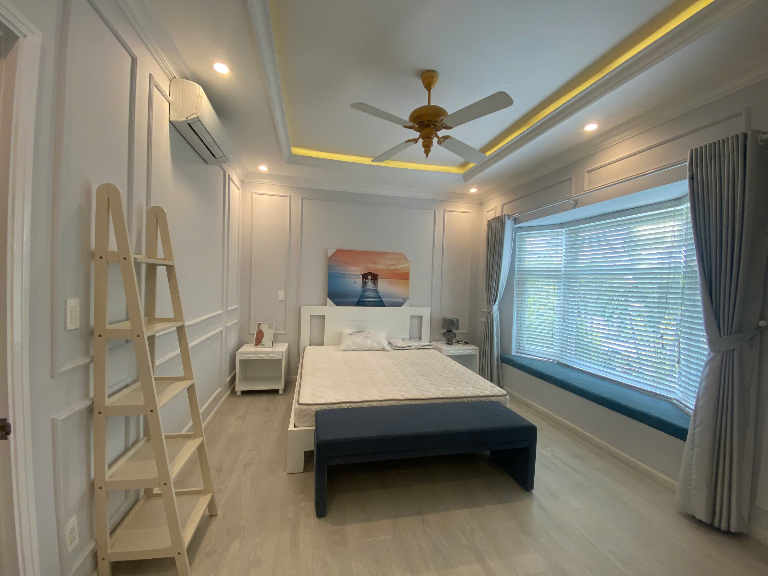 Cần bán nhà phố vườn Mỹ Thái, phú mỹ hưng, quận 7. Diện tích: 7x18m, trệt, 2 lầu, sân thượng, sân vườn. Nội thất đầy đủ siêu cao cấp, nhà mới sửa . Gía bán nhanh chỉ 34,5 tỷ. Liên hệ: hotline Ngọc Thư xem nhà - 8210