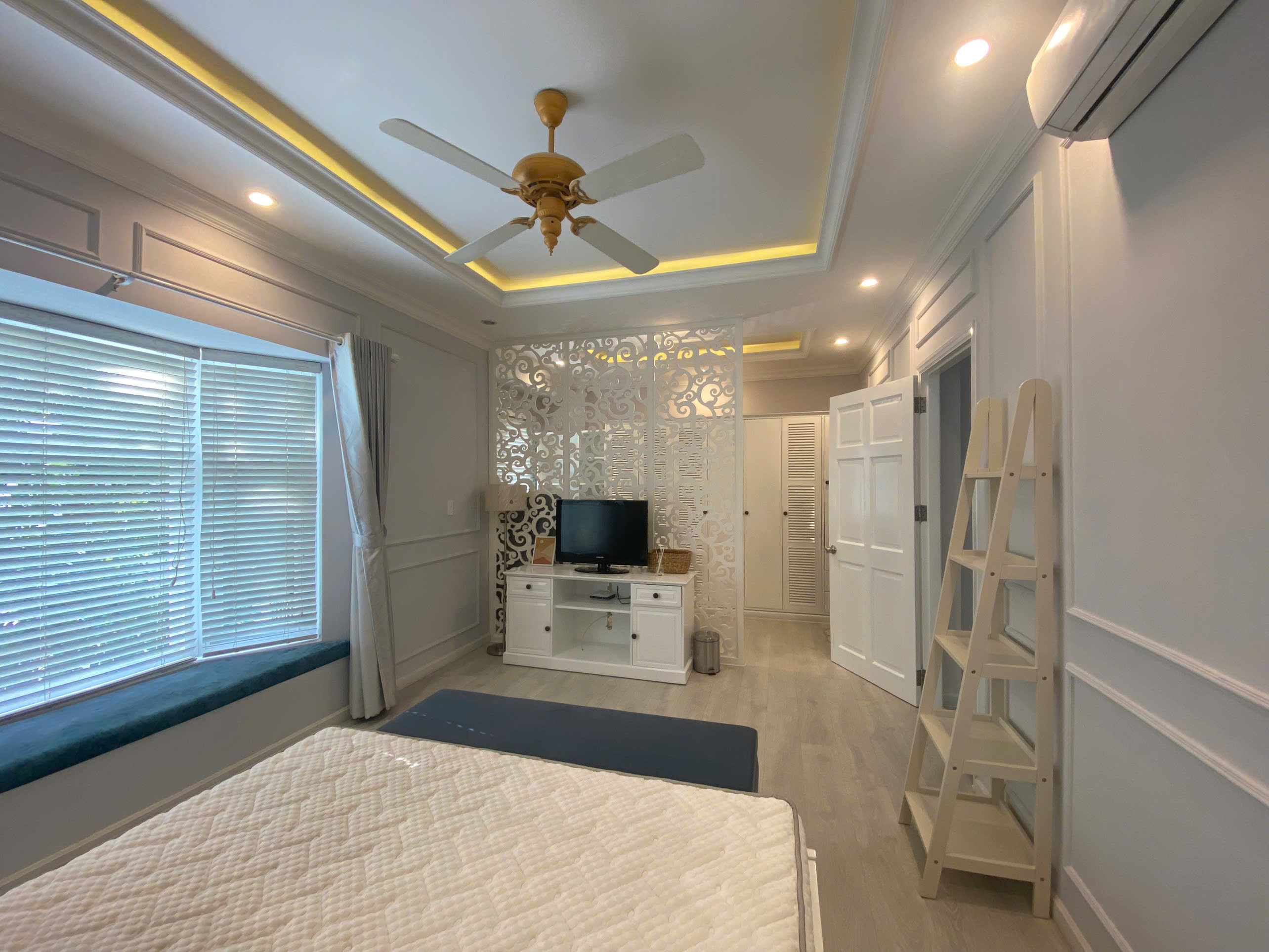 Cần bán nhà phố vườn Mỹ Thái, phú mỹ hưng, quận 7. Diện tích: 7x18m, trệt, 2 lầu, sân thượng, sân vườn. Nội thất đầy đủ siêu cao cấp, nhà mới sửa . Gía bán nhanh chỉ 34,5 tỷ. Liên hệ: hotline Ngọc Thư xem nhà - 8207