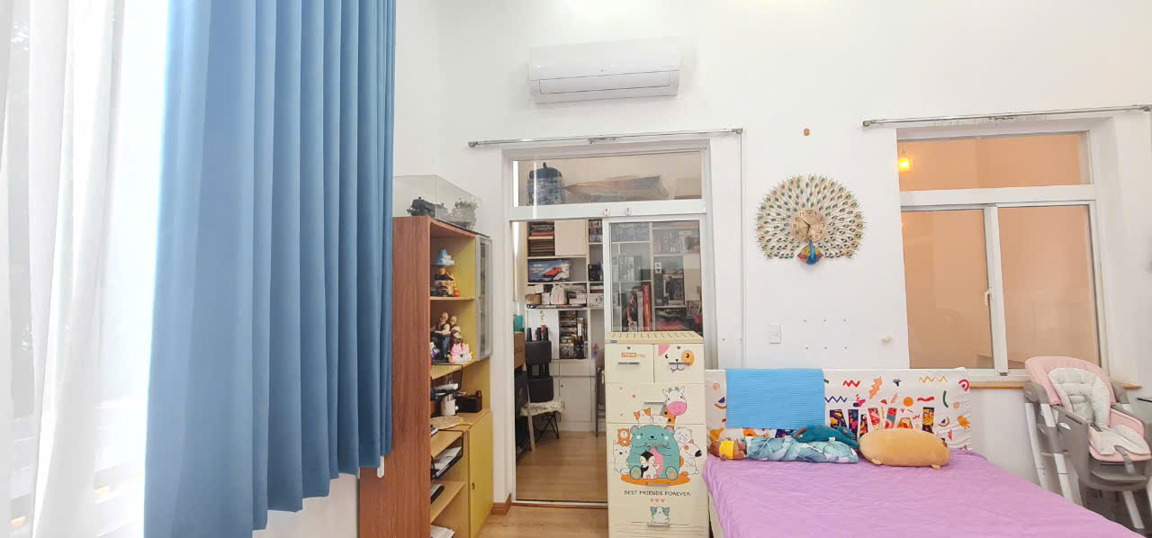 Cần bán nhà phố vườn Hưng Thái, phú mỹ hưng, quận 7. Diện tích: 7x18m, 4 phòng ngủ. Nội thất đầy đủ, sân vườn, sân thượng. Gía chỉ 26,5 tỷ . Anh chị xem nhà liên hệ: hotline Ngọc Thư ( zalo, viber) - 8216
