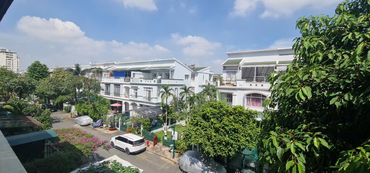 Cần bán nhà phố vườn Hưng Thái, phú mỹ hưng, quận 7. Diện tích: 7x18m, 4 phòng ngủ. Nội thất đầy đủ, sân vườn, sân thượng. Gía chỉ 26,5 tỷ . Anh chị xem nhà liên hệ: hotline Ngọc Thư ( zalo, viber)