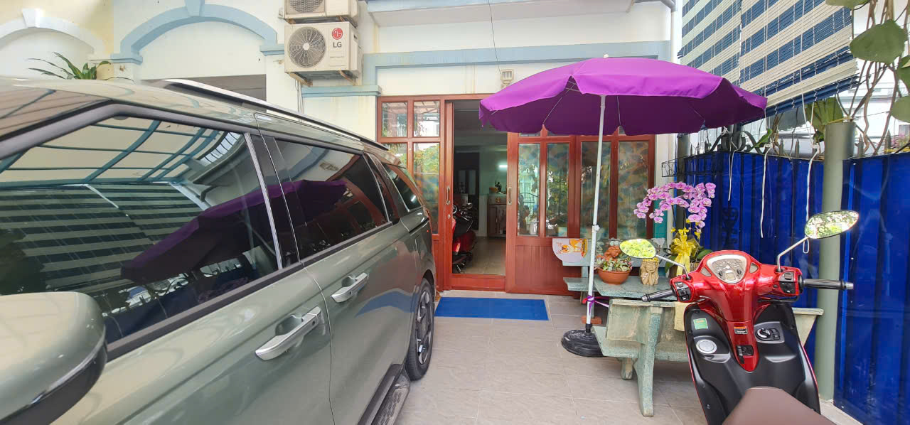 Cần bán nhà phố vườn Hưng Thái, phú mỹ hưng, quận 7. Diện tích: 7x18m, 4 phòng ngủ. Nội thất đầy đủ, sân vườn, sân thượng. Gía chỉ 26,5 tỷ . Anh chị xem nhà liên hệ: hotline Ngọc Thư ( zalo, viber) - 8213