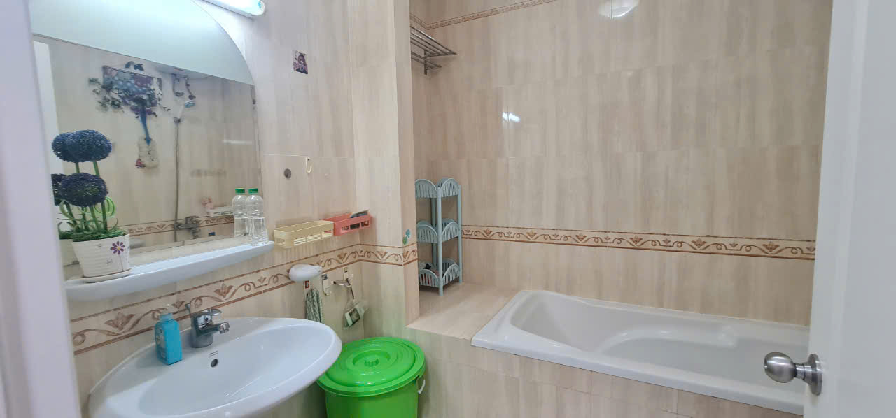 Cần bán nhà phố vườn Hưng Thái, phú mỹ hưng, quận 7. Diện tích: 7x18m, 4 phòng ngủ. Nội thất đầy đủ, sân vườn, sân thượng. Gía chỉ 26,5 tỷ . Anh chị xem nhà liên hệ: hotline Ngọc Thư ( zalo, viber) - 8217