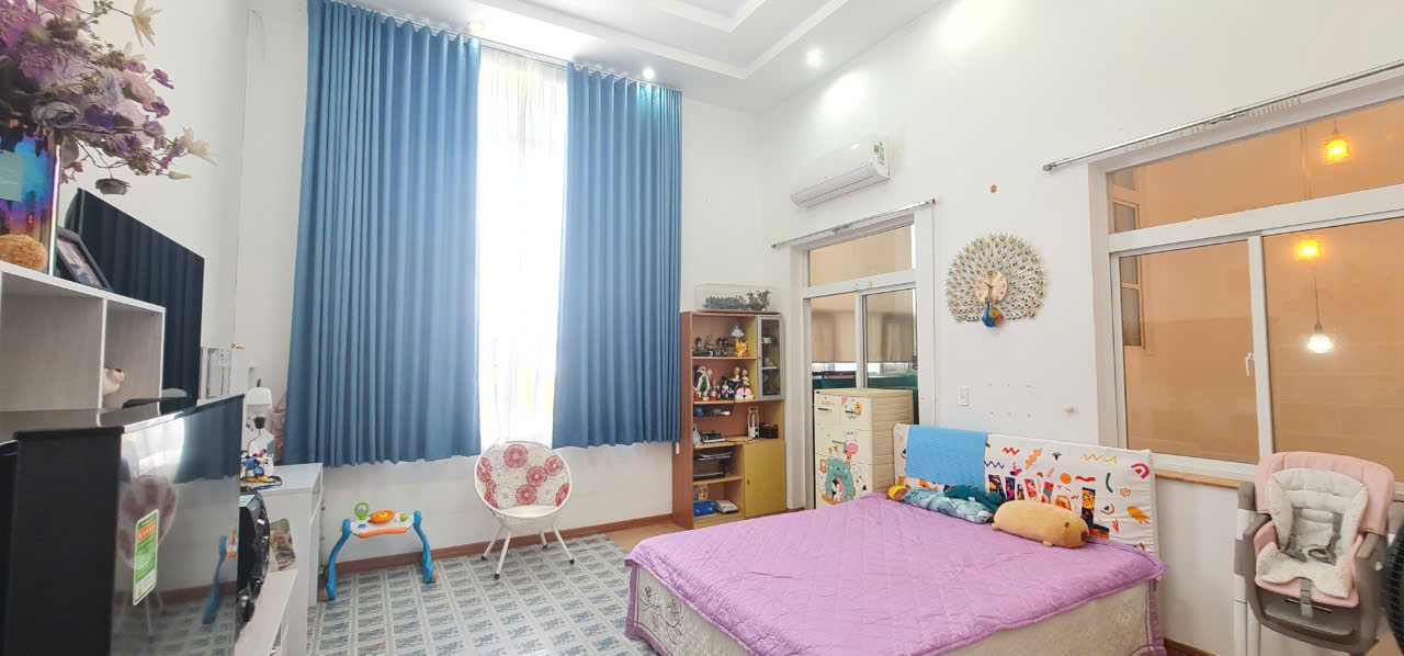 Cần bán nhà phố vườn Hưng Thái, phú mỹ hưng, quận 7. Diện tích: 7x18m, 4 phòng ngủ. Nội thất đầy đủ, sân vườn, sân thượng. Gía chỉ 26,5 tỷ . Anh chị xem nhà liên hệ: hotline Ngọc Thư ( zalo, viber) - 8214