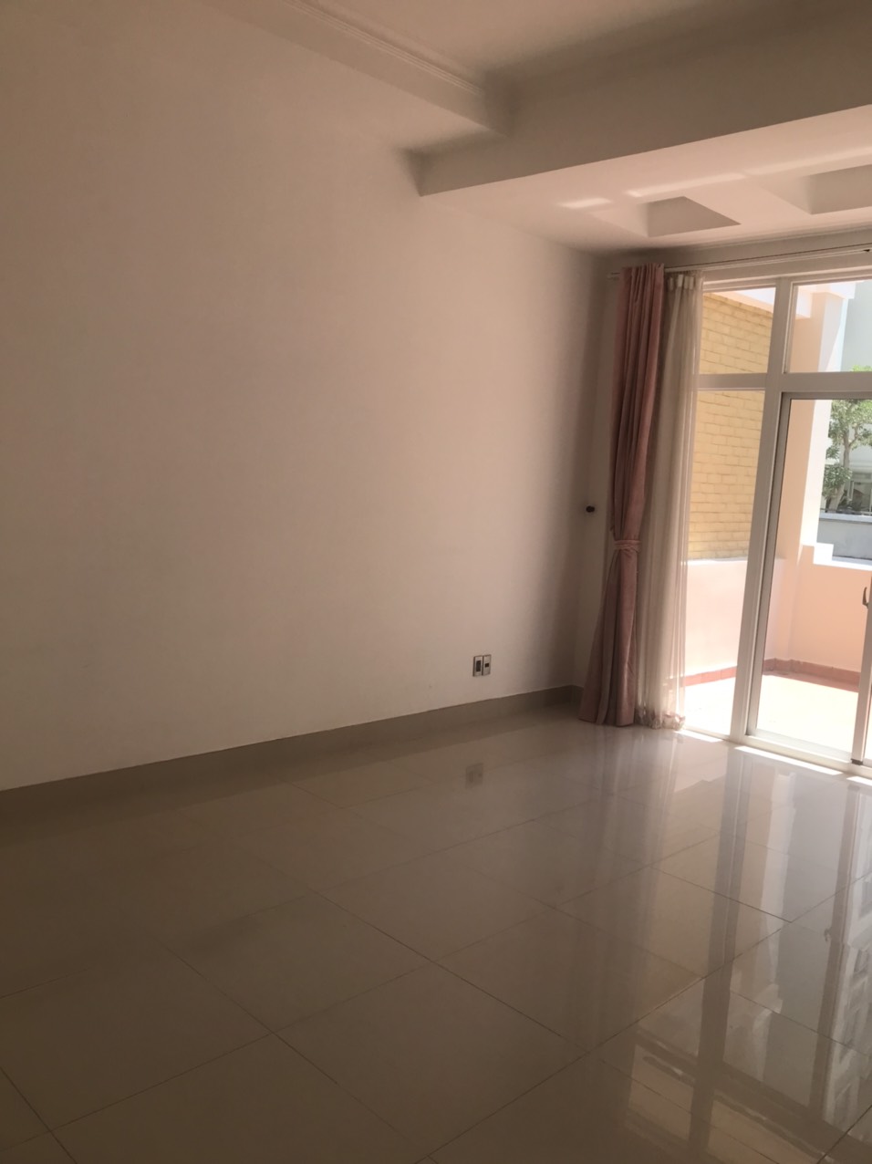 Cho thuê biệt thự góc tứ lập Mỹ Thái, phú mỹ hưng, quận 7. Diện tích: 300m, 5 phòng, bếp. Nội thất cơ bản, sân vườn. Gía chỉ 69 triệu/ tháng. Anh chị xem nhà liên hệ: hotline Ngọc Thư - 8251