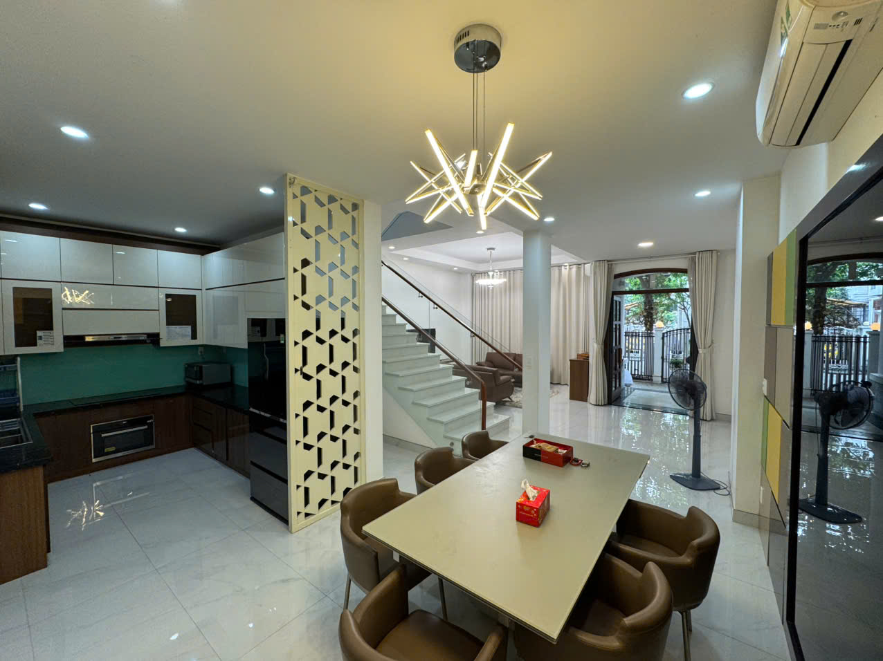 Cho thuê biệt thự Nam Viên, phú mỹ hưng, quận 7.  Diện tích: 7x18m, 3 phòng ngủ, 1 phòng làm việc.  Nội thất đầy đủ, cao câp,  Giá chỉ 55 triệu/ tháng.  Anh chị xem nhà liên hệ: hotline Ngọc Thư