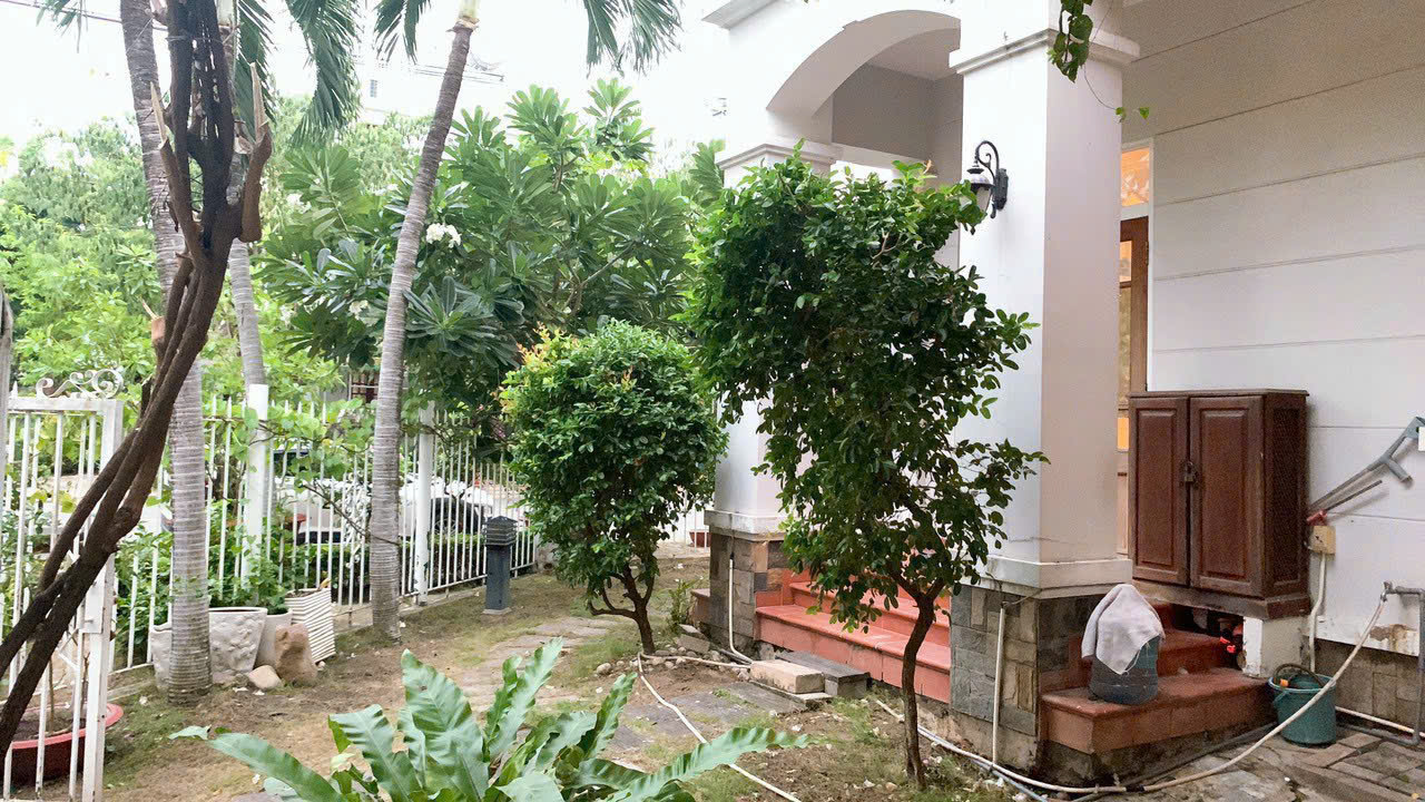 Cho thuê biệt thự góc 2 mặt tiền Mỹ Thái, phú mỹ hưng, quận 7. Diện tích: 10x18m, 3 phòng ngủ, nội thất đầy đủ, đep. Sân vườn rộng, giá thuê chỉ: 59 triệu/ tháng. Anh chị xem nhà liên hệ: hotline Ngọc Thư