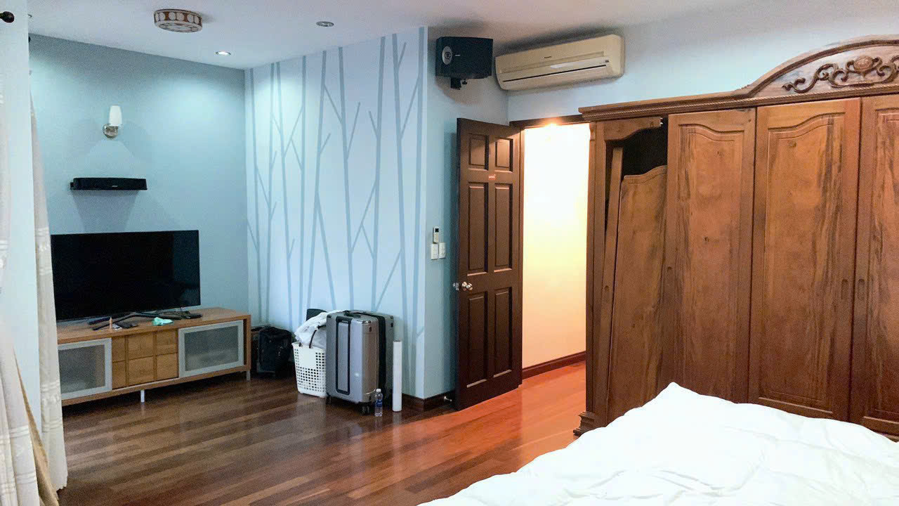 Cho thuê biệt thự góc 2 mặt tiền Mỹ Thái, phú mỹ hưng, quận 7. Diện tích: 10x18m, 3 phòng ngủ, nội thất đầy đủ, đep. Sân vườn rộng, giá thuê chỉ: 59 triệu/ tháng. Anh chị xem nhà liên hệ: hotline Ngọc Thư - 8286