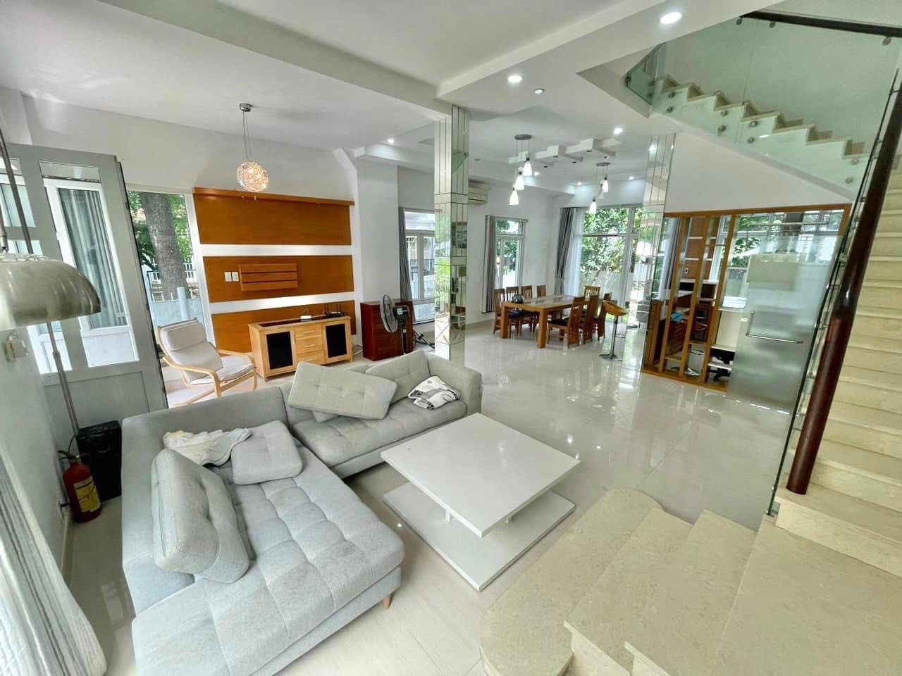 Cho thuê biệt thự Mỹ Thái, có hồ bơi ở Phú mỹ hưng, quận 7. Diện tích: 9x24m, 1 trệt, 2 lầu, 3 phòng ngủ, 1 phòng làm việc. Sân vườn rộng, nội thất mới. Gía chỉ 59 triệu/ tháng Anh chijxem nhà liên hệ: hotline Ngọc Thư