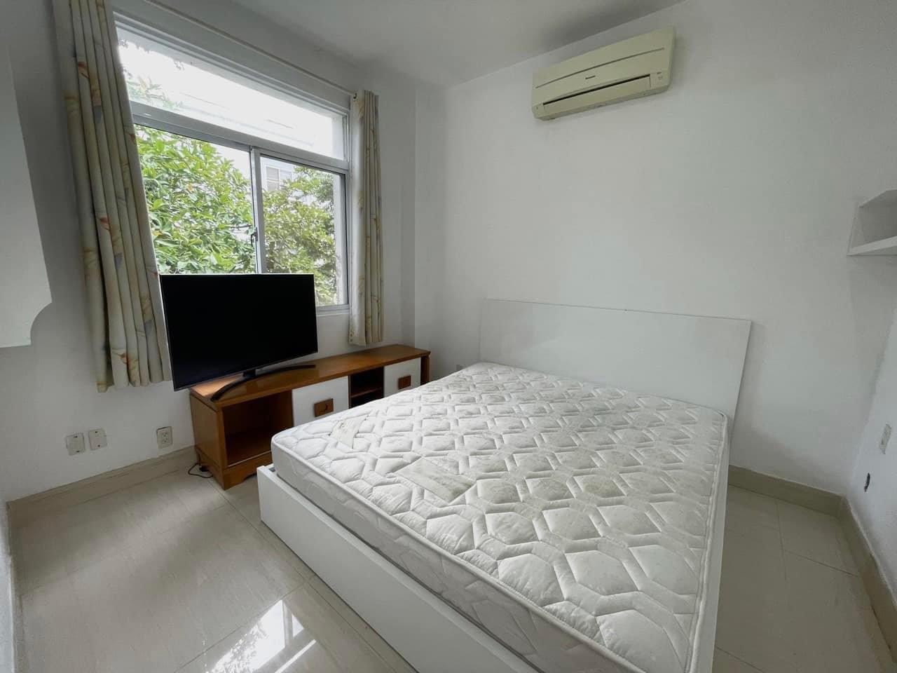 Cho thuê biệt thự Mỹ Thái, có hồ bơi ở Phú mỹ hưng, quận 7. Diện tích: 9x24m, 1 trệt, 2 lầu, 3 phòng ngủ, 1 phòng làm việc. Sân vườn rộng, nội thất mới. Gía chỉ 59 triệu/ tháng Anh chijxem nhà liên hệ: hotline Ngọc Thư - 8293