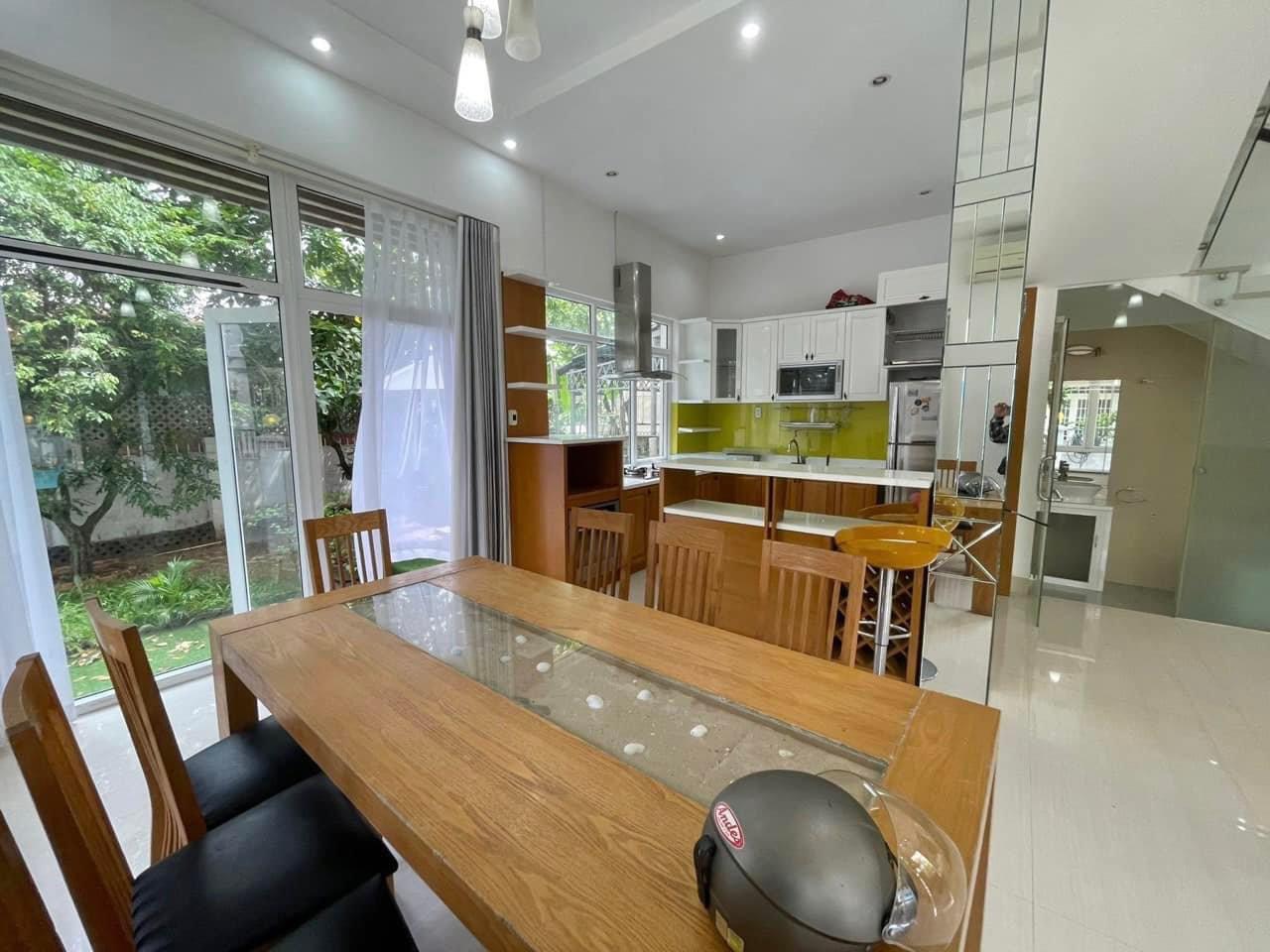 Cho thuê biệt thự Mỹ Thái, có hồ bơi ở Phú mỹ hưng, quận 7. Diện tích: 9x24m, 1 trệt, 2 lầu, 3 phòng ngủ, 1 phòng làm việc. Sân vườn rộng, nội thất mới. Gía chỉ 59 triệu/ tháng Anh chijxem nhà liên hệ: hotline Ngọc Thư - 8291