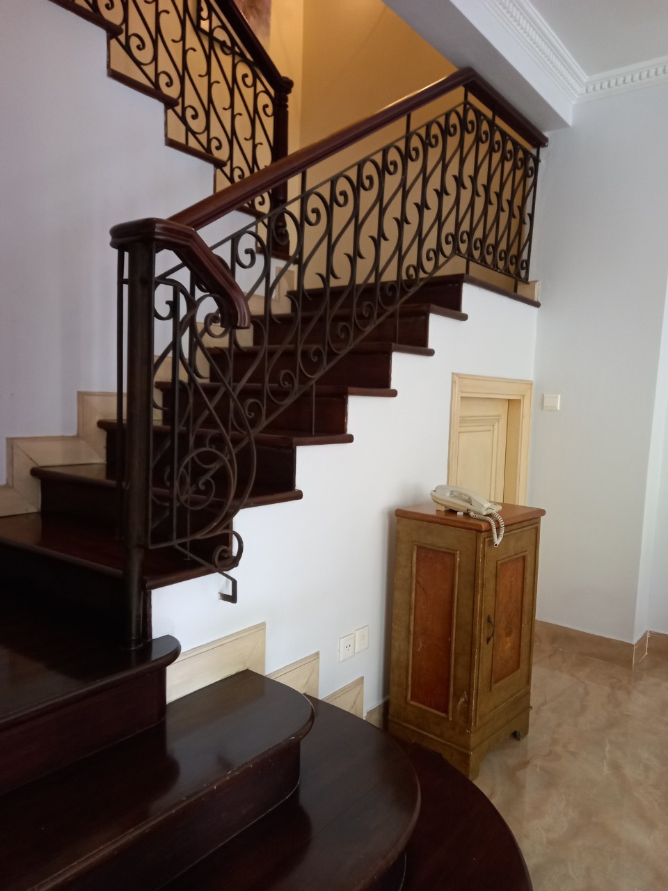 Cho thuê biệt thự Mỹ Gia, phú mỹ hưng, quận 7. Diện tích: 16x16m, trệt, 2 lầu, 5 phòng ngủ, có hồ bơi. Nội thất sang trọng, hiện đại. Gía chỉ 75 triệu/ tháng. Anh chị xem nhà liên hệ: hotline Ngọc Thư - 8300