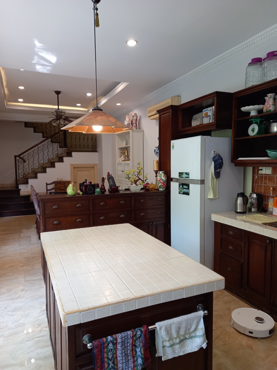 Cho thuê biệt thự Mỹ Gia, phú mỹ hưng, quận 7. Diện tích: 16x16m, trệt, 2 lầu, 5 phòng ngủ, có hồ bơi. Nội thất sang trọng, hiện đại. Gía chỉ 75 triệu/ tháng. Anh chị xem nhà liên hệ: hotline Ngọc Thư - 8298