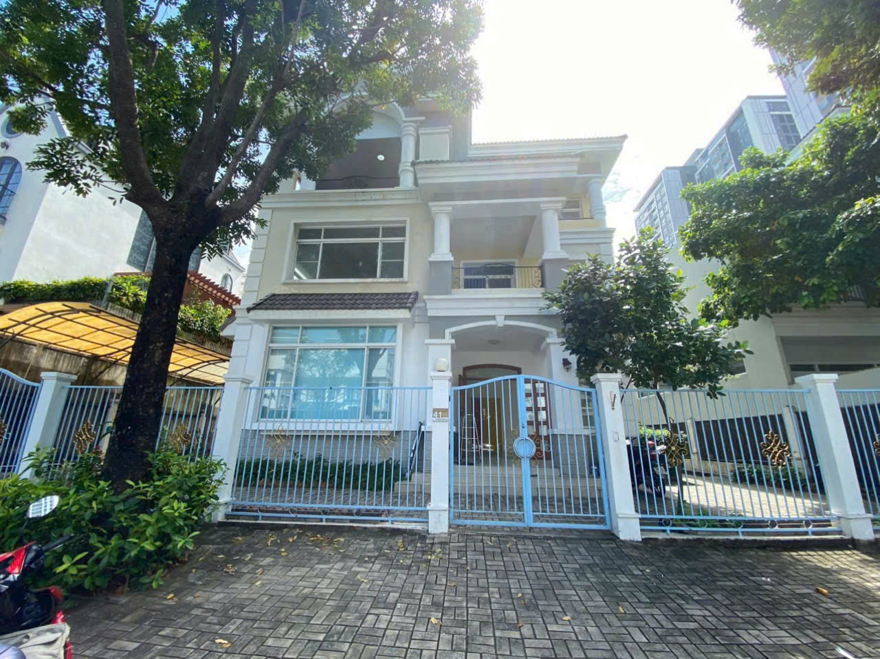 Bán biệt thự đơn lập Mỹ Văn , phú mỹ hưng, quận 7. Diện tích: 18x16m, dtsd: 333m sàn. Xây dựng: trệt, 2 lầu, hướng Đông Nam, nhà thô tiện thiết kế mới theo ý khách. Gía chỉ 102 tỷ ( tl). Qúy khách xem nhà liên hệ: hotline Ngọc Thư ( zalo, viber)