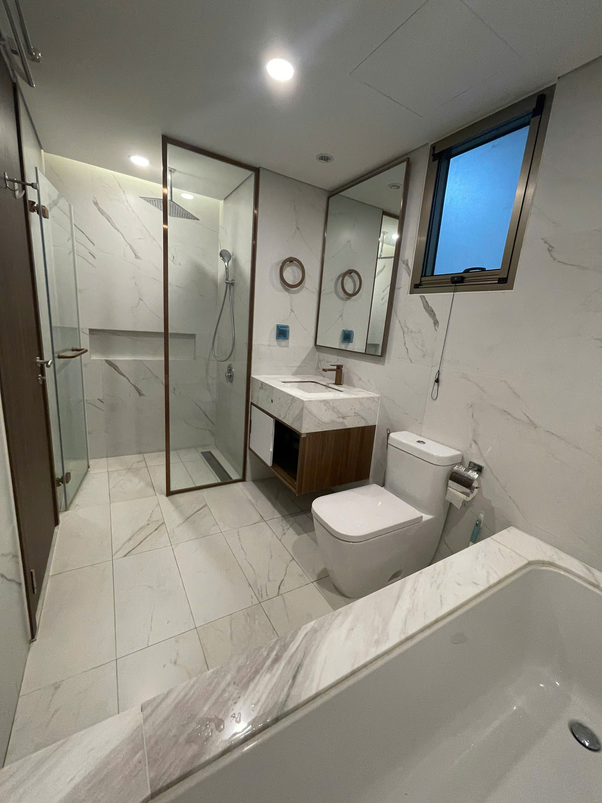Cho thuê căn hộ Midtown The Peak, phú mỹ hưng, quận 7. Diện tích: 135m, 3 phòng ngủ, 2wc, nội thất cao cấp. Nhà trống ở ngay, giá chỉ 50 triệu/ tháng. Qúy khách xem nhà liên hệ: hotline Ngọc Thư ( zalo, viber) - 8318