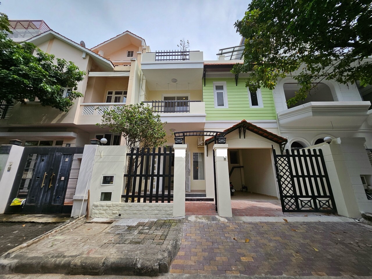 Cần bán gấp nhà phố vườn Nam Thiên, phú mỹ hưng, quận 7. Diện tích: 8x18m, trệt, 2 lầu, gara, sân thượng. Sổ hồng, đã hoàn công. Gía chỉ 55 tỷ. Qúy khách xem nhà liên hệ: hotline Ngọc Thư ( zalo, viber)