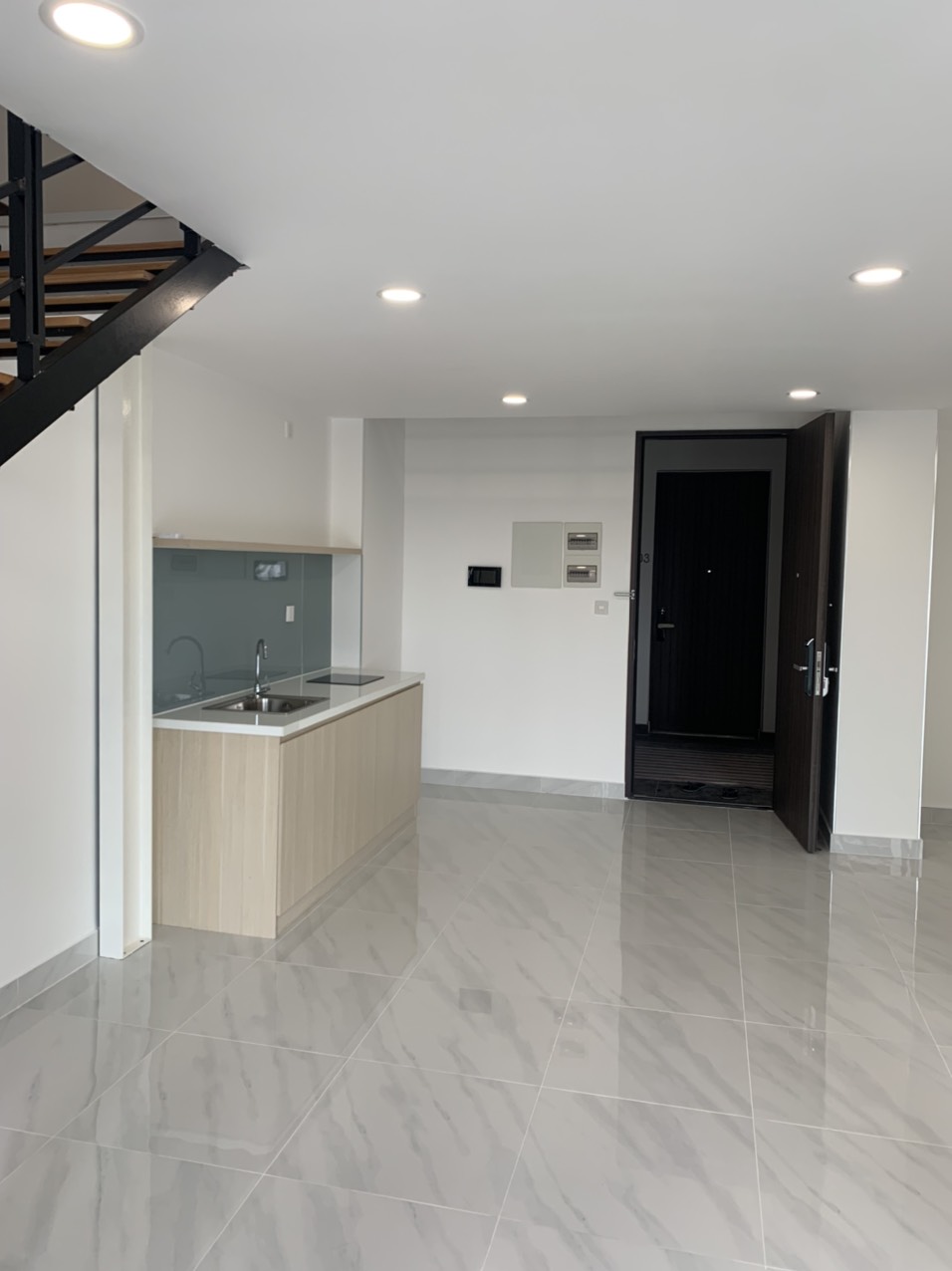 Cho thuê shophouse Midtown, phú mỹ hưng, quận 7. Diện tích: 83m gồm trệt và lửng. Shop đã decor hoàn thiện thích hợp làm văn phòng, sàn trống. Gía chỉ 23 tr/ tháng. Anh chị xem shop vui lòng liên hệ: hotline Ngọc Thư ( zalo, viber)