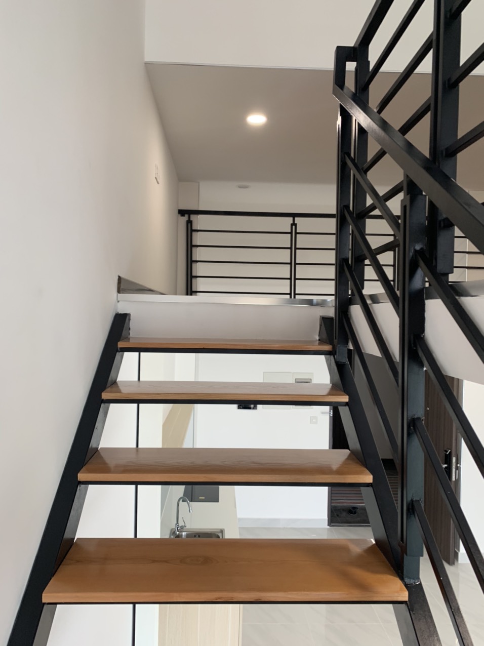 Cho thuê shophouse Midtown, phú mỹ hưng, quận 7. Diện tích: 83m gồm trệt và lửng. Shop đã decor hoàn thiện thích hợp làm văn phòng, sàn trống. Gía chỉ 23 tr/ tháng. Anh chị xem shop vui lòng liên hệ: hotline Ngọc Thư ( zalo, viber) - 8357