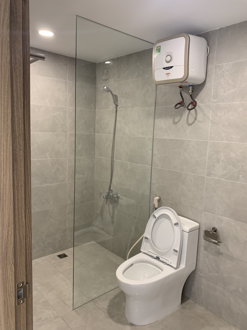 Cho thuê shophouse Midtown, phú mỹ hưng, quận 7. Diện tích: 83m gồm trệt và lửng. Shop đã decor hoàn thiện thích hợp làm văn phòng, sàn trống. Gía chỉ 23 tr/ tháng. Anh chị xem shop vui lòng liên hệ: hotline Ngọc Thư ( zalo, viber) - 8356