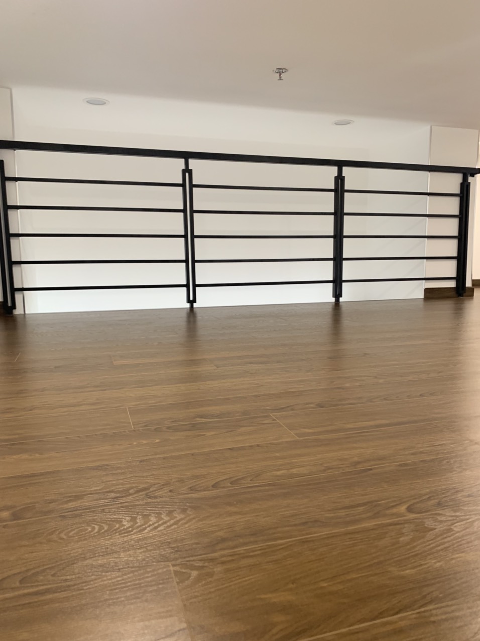 Cho thuê shophouse Midtown, phú mỹ hưng, quận 7. Diện tích: 83m gồm trệt và lửng. Shop đã decor hoàn thiện thích hợp làm văn phòng, sàn trống. Gía chỉ 23 tr/ tháng. Anh chị xem shop vui lòng liên hệ: hotline Ngọc Thư ( zalo, viber) - 8359