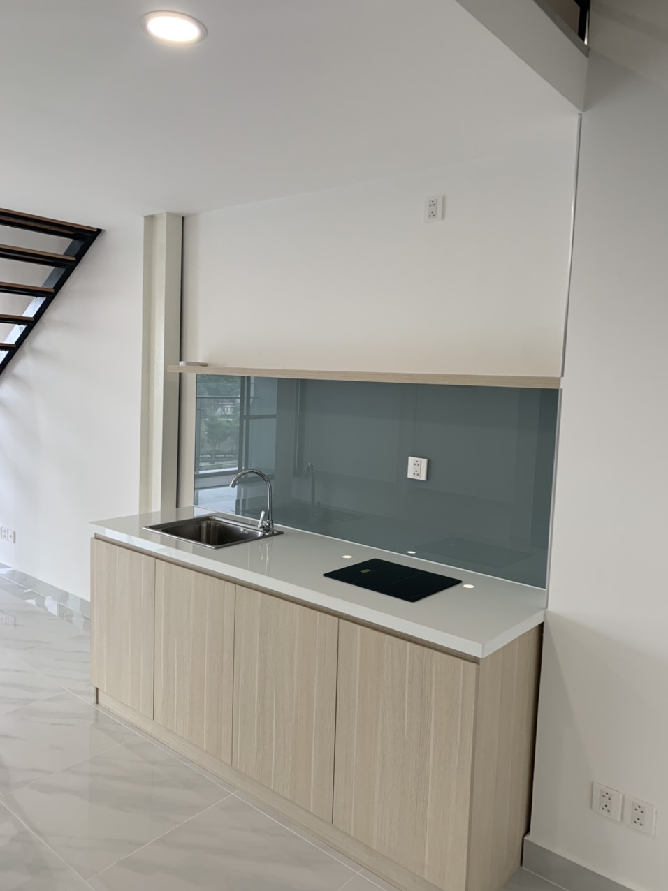 Cho thuê shophouse Midtown, phú mỹ hưng, quận 7. Diện tích: 83m gồm trệt và lửng. Shop đã decor hoàn thiện thích hợp làm văn phòng, sàn trống. Gía chỉ 23 tr/ tháng. Anh chị xem shop vui lòng liên hệ: hotline Ngọc Thư ( zalo, viber) - 8354