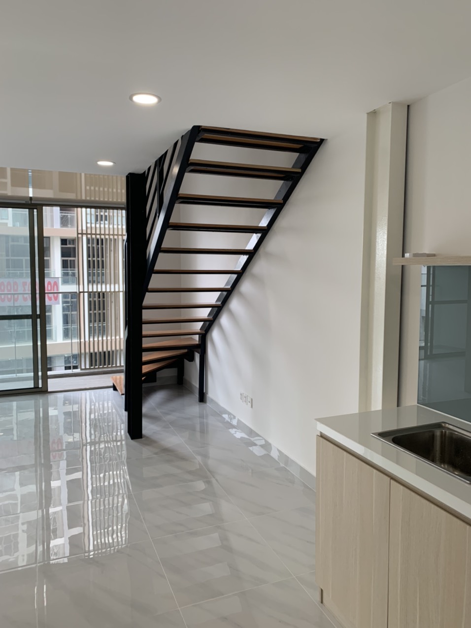 Cho thuê shophouse Midtown, phú mỹ hưng, quận 7. Diện tích: 83m gồm trệt và lửng. Shop đã decor hoàn thiện thích hợp làm văn phòng, sàn trống. Gía chỉ 23 tr/ tháng. Anh chị xem shop vui lòng liên hệ: hotline Ngọc Thư ( zalo, viber) - 8355