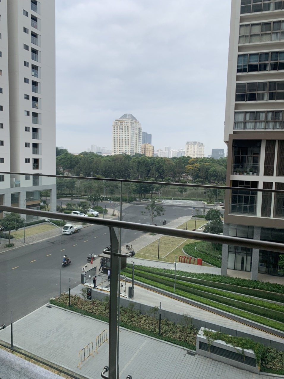 Cho thuê shophouse Midtown, phú mỹ hưng, quận 7. Diện tích: 83m gồm trệt và lửng. Shop đã decor hoàn thiện thích hợp làm văn phòng, sàn trống. Gía chỉ 23 tr/ tháng. Anh chị xem shop vui lòng liên hệ: hotline Ngọc Thư ( zalo, viber) - 8360
