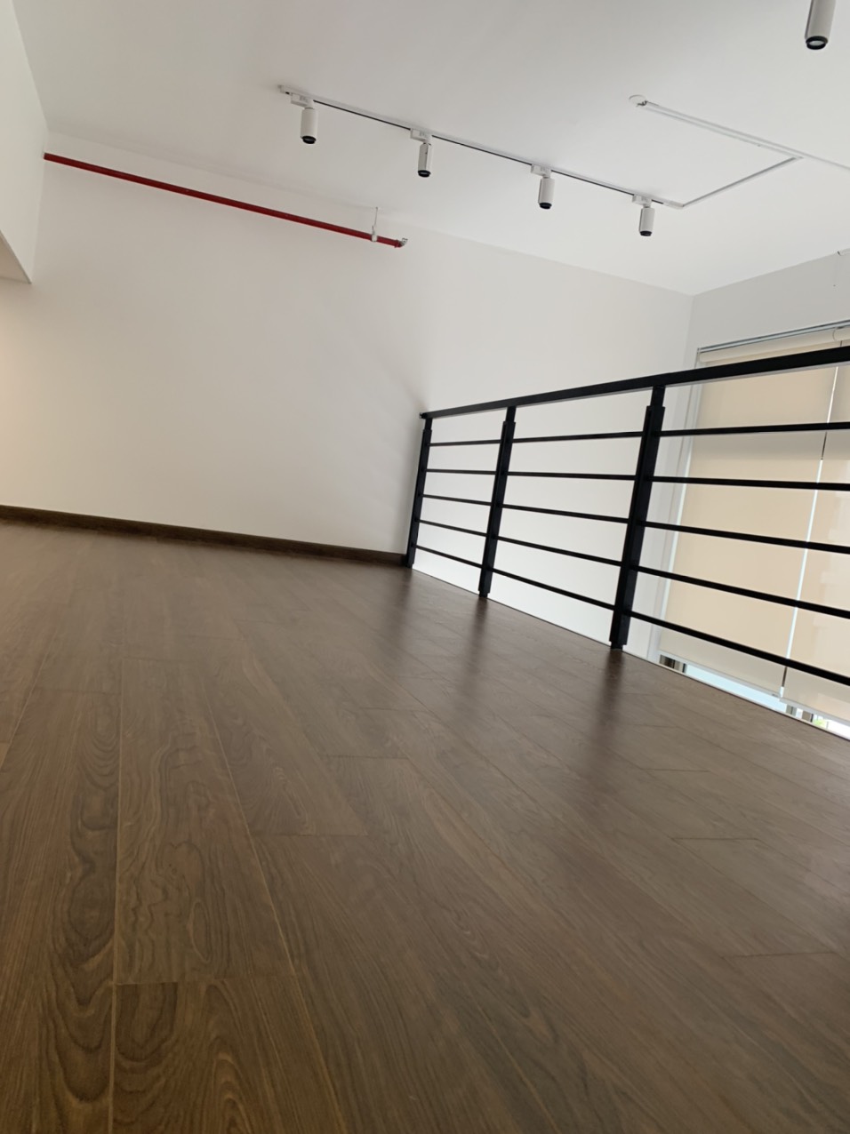 Cho thuê shophouse Midtown, phú mỹ hưng, quận 7. Diện tích: 83m gồm trệt và lửng. Shop đã decor hoàn thiện thích hợp làm văn phòng, sàn trống. Gía chỉ 23 tr/ tháng. Anh chị xem shop vui lòng liên hệ: hotline Ngọc Thư ( zalo, viber) - 8358