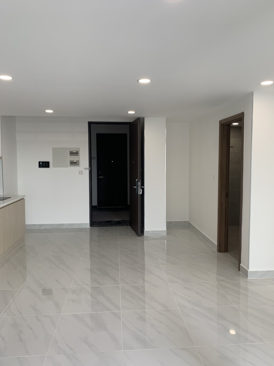 Cho thuê shophouse Midtown, phú mỹ hưng, quận 7. Diện tích: 83m gồm trệt và lửng. Shop đã decor hoàn thiện thích hợp làm văn phòng, sàn trống. Gía chỉ 23 tr/ tháng. Anh chị xem shop vui lòng liên hệ: hotline Ngọc Thư ( zalo, viber) - 8353