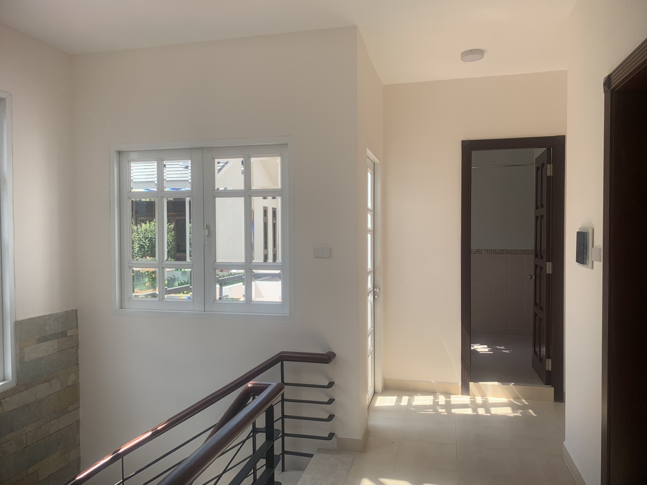 Cho thuê biệt thự đơn lập căn góc Nam Thiên, phú mỹ hưng, quận 7. Diện tích 350m, trệt, 2 lầu, nội thất cơ bản, 4 phòng ngủ, sân vườn, Gara ô tô. Gía chỉ 90tr / tháng. Anh chị xem nhà liên hệ: hotline Ngọc Thư ( zalo, viber) - 8378