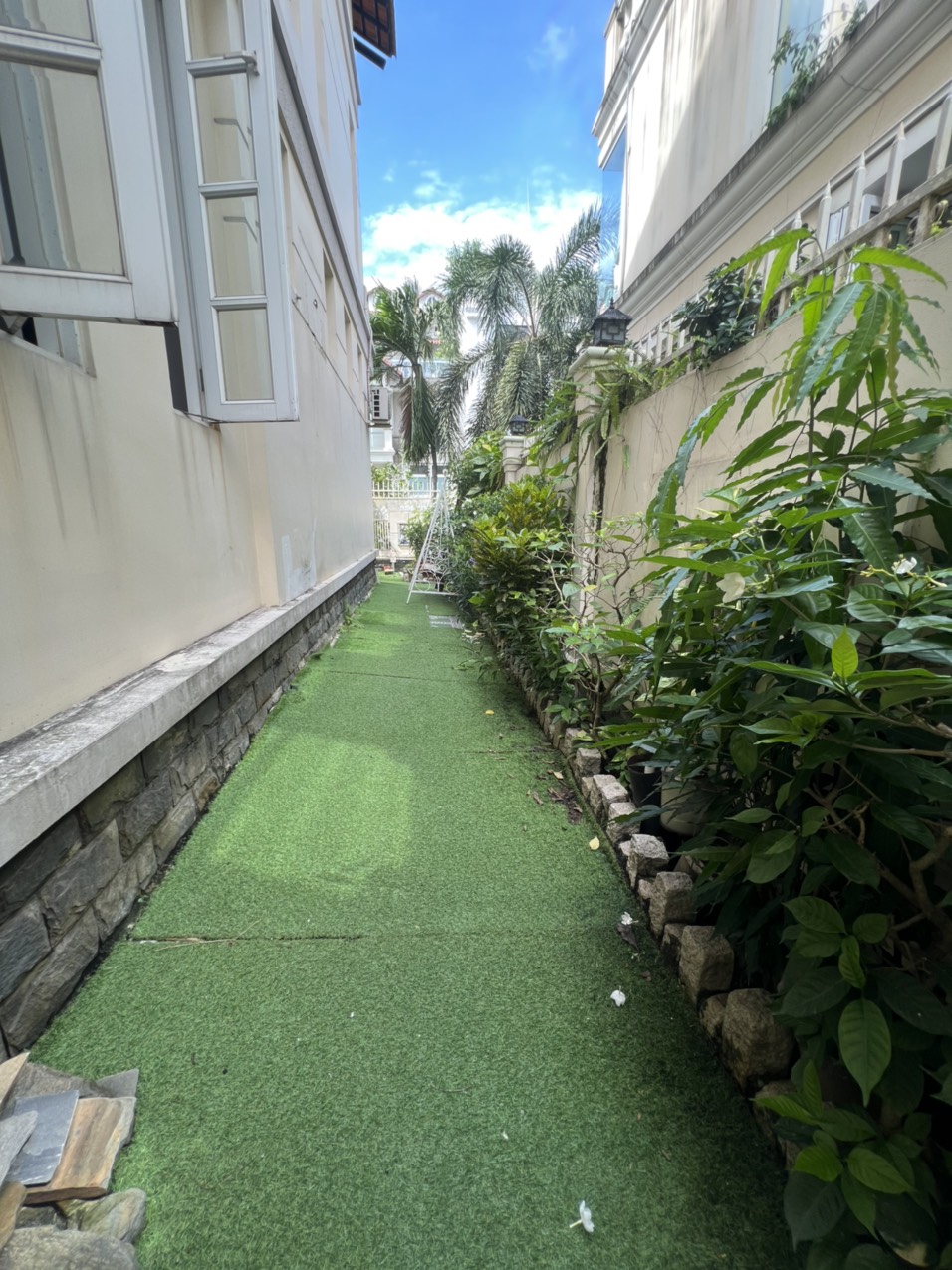 Cho thuê biệt thự đơn lập căn góc Nam Thiên, phú mỹ hưng, quận 7. Diện tích 350m, trệt, 2 lầu, nội thất cơ bản, 4 phòng ngủ, sân vườn, Gara ô tô. Gía chỉ 90tr / tháng. Anh chị xem nhà liên hệ: hotline Ngọc Thư ( zalo, viber) - 8380