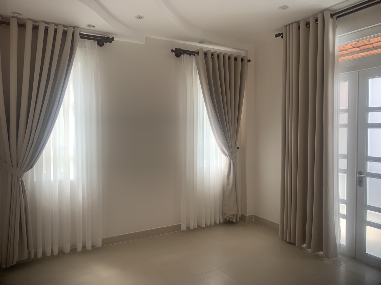 Cho thuê biệt thự đơn lập căn góc Nam Thiên, phú mỹ hưng, quận 7. Diện tích 350m, trệt, 2 lầu, nội thất cơ bản, 4 phòng ngủ, sân vườn, Gara ô tô. Gía chỉ 90tr / tháng. Anh chị xem nhà liên hệ: hotline Ngọc Thư ( zalo, viber) - 8381