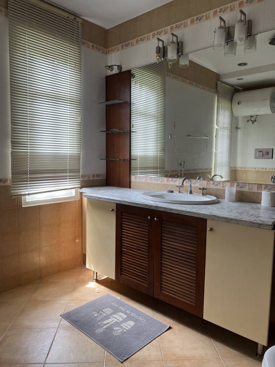 Cho thuê biệt thự đơn lập căn góc Nam Thiên, phú mỹ hưng, quận 7. Diện tích 350m, trệt, 2 lầu, nội thất cơ bản, 4 phòng ngủ, sân vườn, Gara ô tô. Gía chỉ 90tr / tháng. Anh chị xem nhà liên hệ: hotline Ngọc Thư ( zalo, viber) - 8379