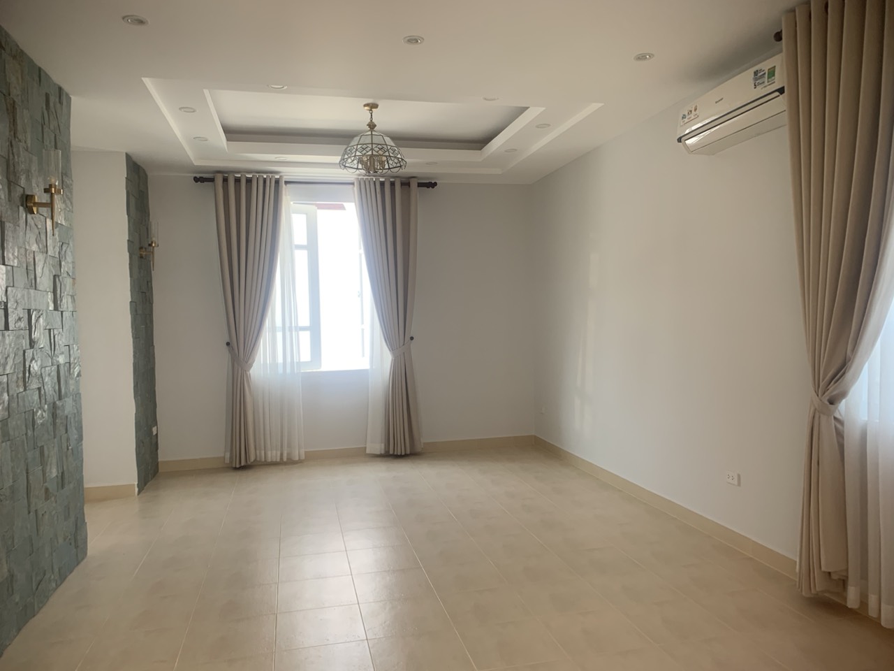 Cho thuê biệt thự đơn lập căn góc Nam Thiên, phú mỹ hưng, quận 7. Diện tích 350m, trệt, 2 lầu, nội thất cơ bản, 4 phòng ngủ, sân vườn, Gara ô tô. Gía chỉ 90tr / tháng. Anh chị xem nhà liên hệ: hotline Ngọc Thư ( zalo, viber) - 8377