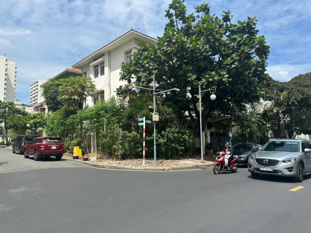 Bán biệt thự song lập Mỹ Tú, góc 2 mặt tiền đường Nguyễn Cao . Diện tích: 11x20m, 3 lầu, 5 PN, sân vườn. Gía chỉ: 79,5 tỷ ( sổ hồng). LH: hotline Ngọc Thư xem nhà