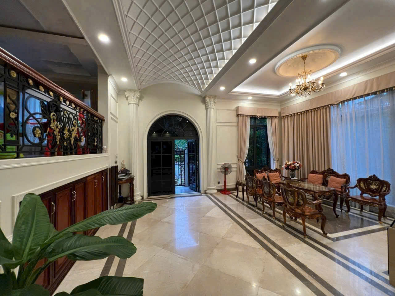 Bán VILL Đơn Lập Nam Thông, góc 2 mặt tiền đường 23 & nội khu. Diện tích: 15x18m, hầm ,trệt, 2 lầu, áp mái. Nội thất cao cấp, 5 phòng ngủ. Sổ hồng hoàn công, giá chỉ: 115 tỷ. Lh: hotline Ngọc Thư xem nhà - 8477