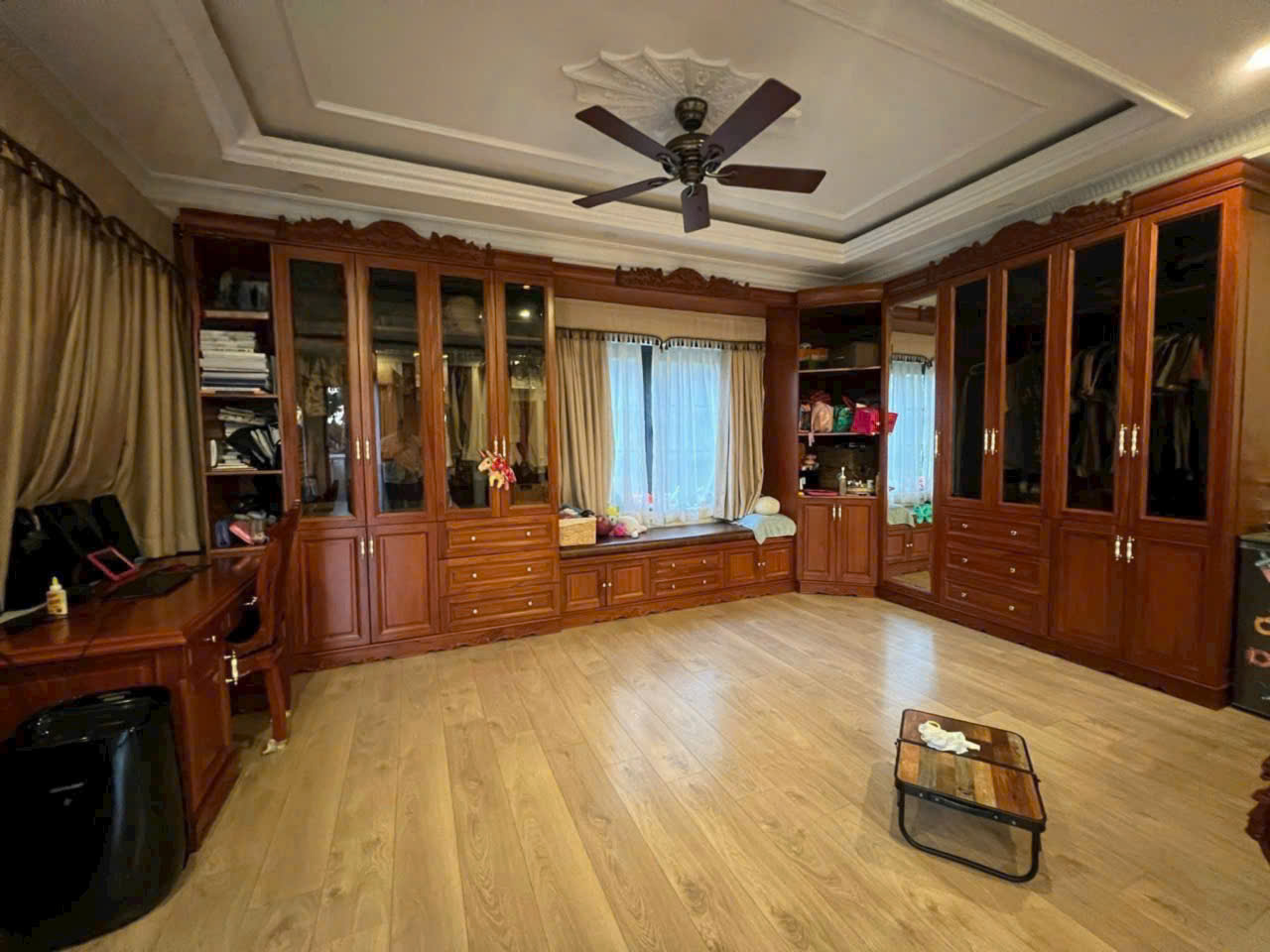Bán VILL Đơn Lập Nam Thông, góc 2 mặt tiền đường 23 & nội khu. Diện tích: 15x18m, hầm ,trệt, 2 lầu, áp mái. Nội thất cao cấp, 5 phòng ngủ. Sổ hồng hoàn công, giá chỉ: 115 tỷ. Lh: hotline Ngọc Thư xem nhà - 8479