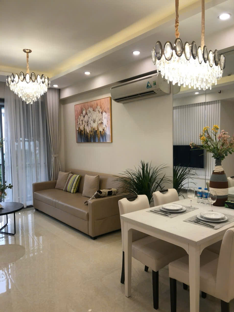 Bán căn hộ Hưng Phúc Residence, 98m, 3 phòng ngủ, 2wc. Nhà đang có hợp đồng cho thuê dài hạn, sổ hồng, cần bán nhanh giá 7,3 tỷ. LH: hotline Ngọc Thư xem nhà