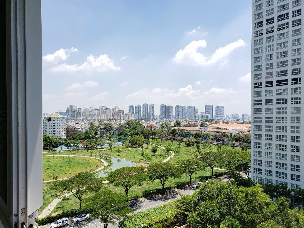 Cần bán căn hộ Happy Valley, phú mỹ hưng. Q7. Diện tích: 100m, 3 phòng ngủ, 2wc. Nội thất đầy đủ, sổ hồng. Nhà đang cho thuê dài hạn, có ô xe. Gía chỉ: 7.5 tỷ. Liên hê: hotline  Ngọc Thư - 8541