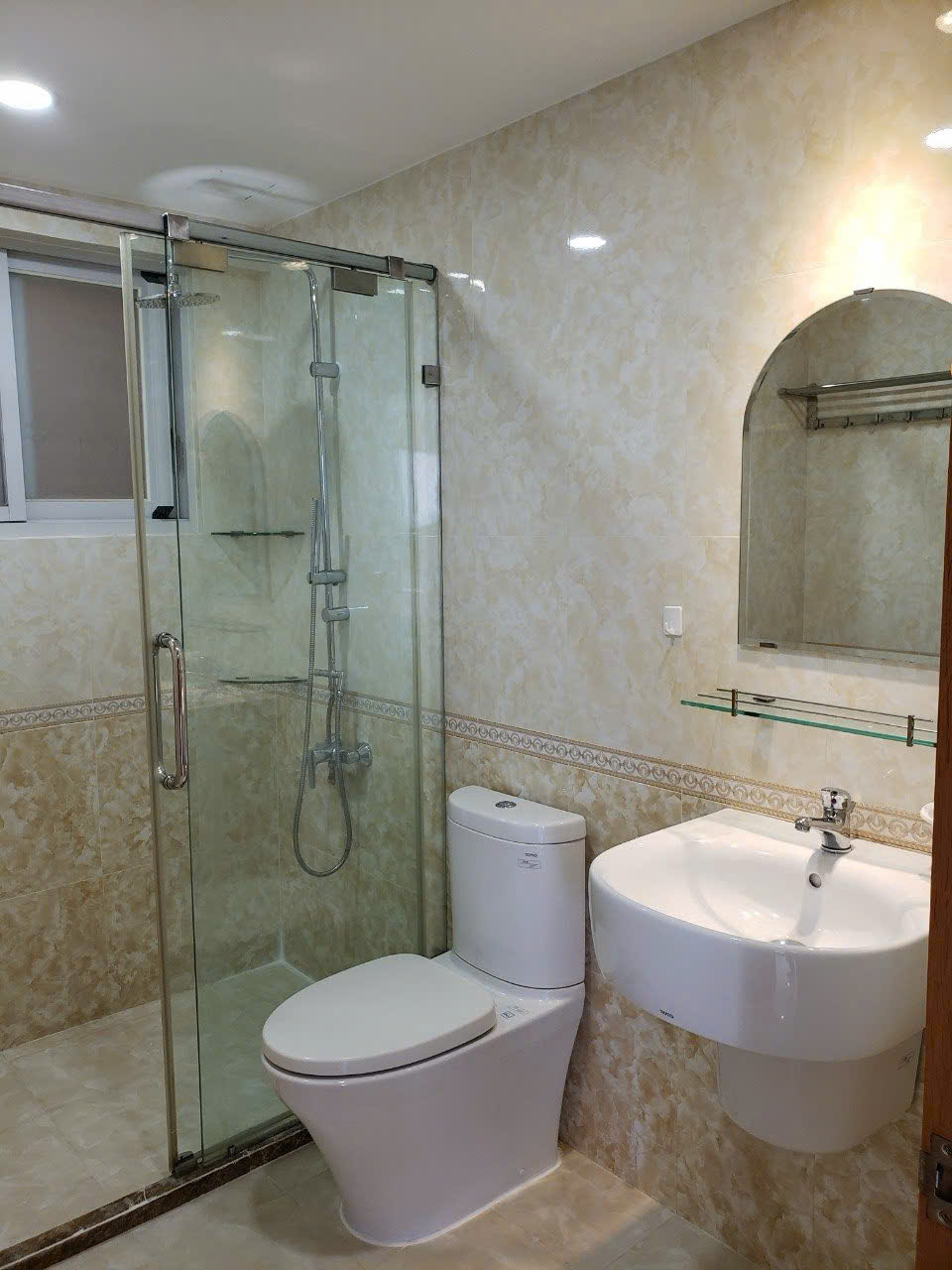 Cần bán căn hộ Happy Valley, phú mỹ hưng. Q7. Diện tích: 100m, 3 phòng ngủ, 2wc. Nội thất đầy đủ, sổ hồng. Nhà đang cho thuê dài hạn, có ô xe. Gía chỉ: 7.5 tỷ. Liên hê: hotline  Ngọc Thư - 8542