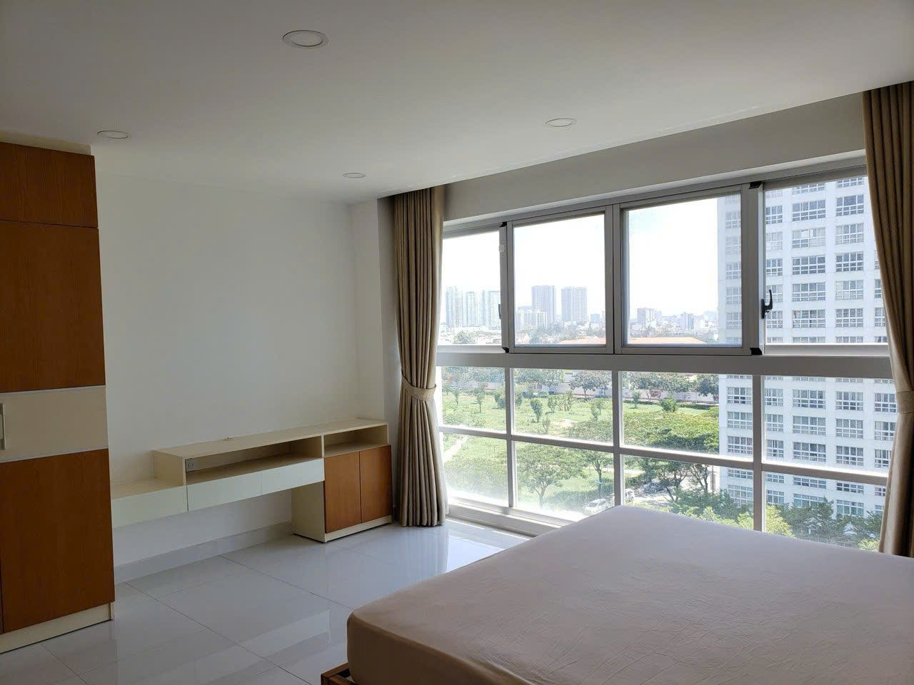 Cần bán căn hộ Happy Valley, phú mỹ hưng. Q7. Diện tích: 100m, 3 phòng ngủ, 2wc. Nội thất đầy đủ, sổ hồng. Nhà đang cho thuê dài hạn, có ô xe. Gía chỉ: 7.5 tỷ. Liên hê: hotline  Ngọc Thư - 8539