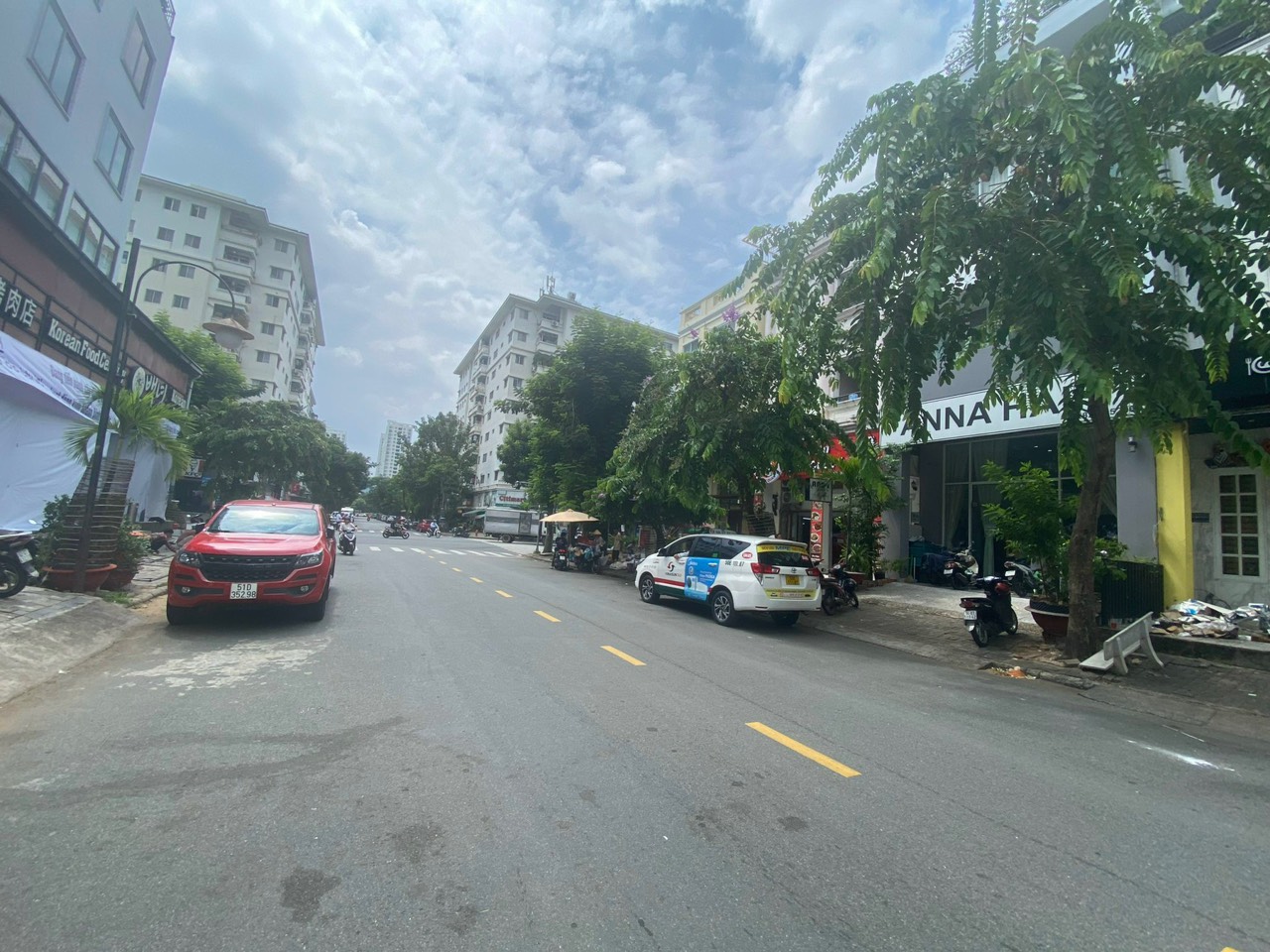Cần Bán nhà phố khu Hưng Gia Phú Mỹ Hưng Quận 7, giá rẻ nhất chỉ có 30 tỷ thương lượng, đang cho thuê LÂU DÀI 2000USD/THÁNG. LH: hotline Thanh Mỹ - 8565