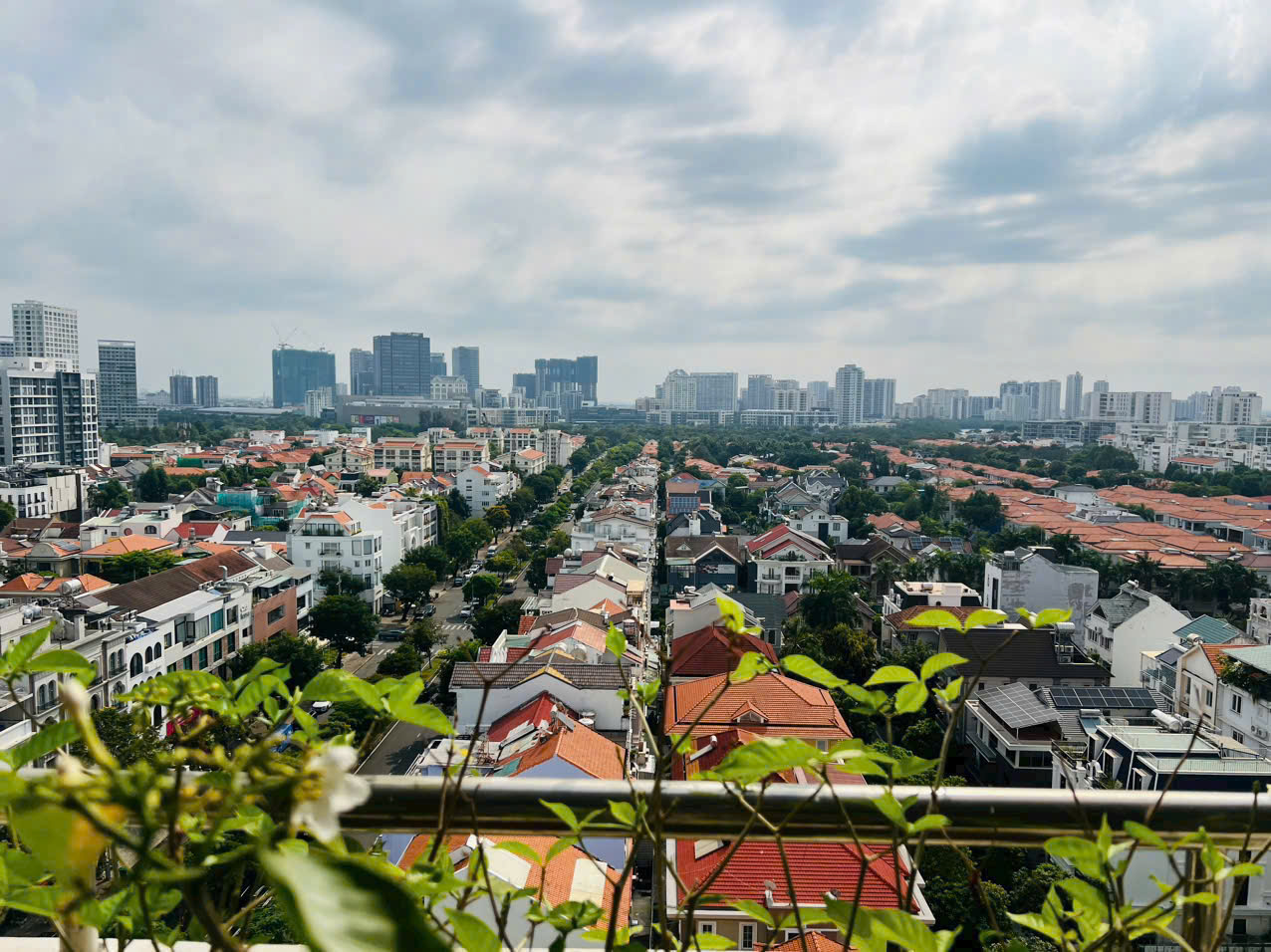 Bán nhanh căn hộ 3pn Park View full nội thất, view Biệt Thự, Đông Nam thoáng mát, giá 8tỷ4 TL. LH: hotline (Em Nguyên)